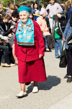 Petropavlovsk 7 Mayıs 2016: Resmi tatil. Defender'ı vatan günün Kazakistan'da 7 Mayıs kutladı. Asker ve askeri. Toplu kutlamalar insanlar.