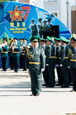 Petropavlovsk 7 Mayıs 2016: Resmi tatil. Defender'ı vatan günün Kazakistan'da 7 Mayıs kutladı. Asker ve askeri. Toplu kutlamalar insanlar.