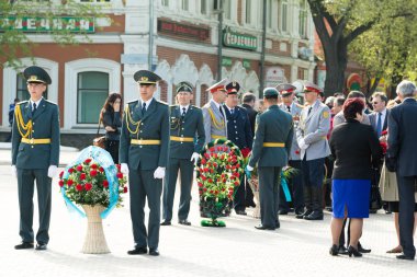 Petropavlovsk 7 Mayıs 2016: Resmi tatil. Defender'ı vatan günün Kazakistan'da 7 Mayıs kutladı. Asker ve askeri. Toplu kutlamalar insanlar.