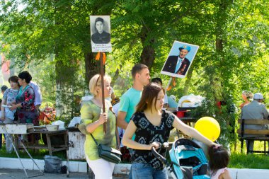 Shymkent, Kazakistan 9 Mayıs 2017: Ölümsüz alayı. Halk festivaller insan. Büyük Vatanseverlik Savaşı 1941-1945, Kızıl Ordu ve Sovyet halkının Zafer Bayramı.