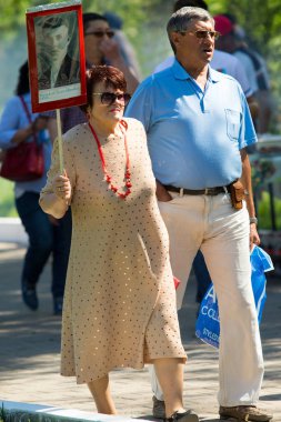 Shymkent, Kazakistan 9 Mayıs 2017: Ölümsüz alayı. Halk festivaller insan. Büyük Vatanseverlik Savaşı 1941-1945, Kızıl Ordu ve Sovyet halkının Zafer Bayramı.