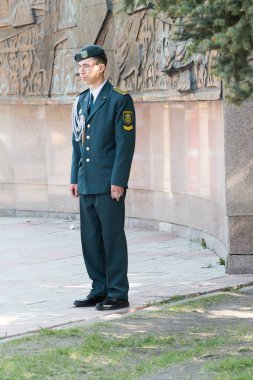 Petropavlovsk 7 Mayıs 2016: Resmi tatil. Defender'ı vatan günün Kazakistan'da 7 Mayıs kutladı. Asker ve askeri. Toplu kutlamalar insanlar.