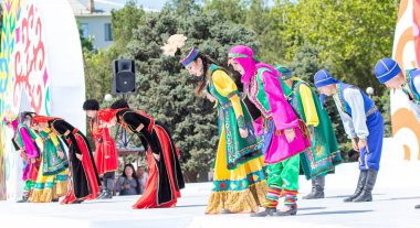 Shymkent, Kazakistan - 1 Mayıs 2017: Kazakistan halklarının Ulusal kostümleri dansçılar. 1 Mayıs Kazakistan halkının birlik gün işaretler