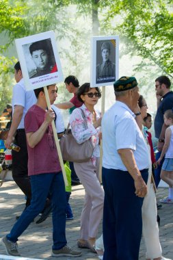 Shymkent, Kazakistan 9 Mayıs 2017: Ölümsüz alayı. Halk festivaller insan. Büyük Vatanseverlik Savaşı 1941-1945, Kızıl Ordu ve Sovyet halkının Zafer Bayramı.