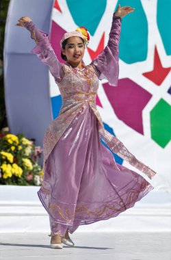 Shymkent, Kazakistan - 1 Mayıs 2017: Şarkıcı ve ulusal kostümleri dansçılar. 1 Mayıs Kazakistan halkının birlik gün işaretler