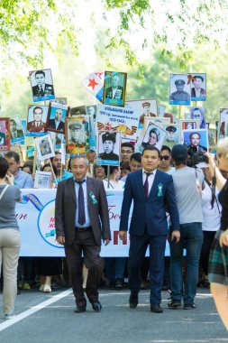 Shymkent, Kazakistan 9 Mayıs 2017: Ölümsüz alayı. Halk festivaller insan. Büyük Vatanseverlik Savaşı 1941-1945, Kızıl Ordu ve Sovyet halkının Zafer Bayramı.