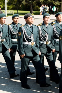 Petropavlovsk 7 Mayıs 2016: Resmi tatil. Defender'ı vatan günün Kazakistan'da 7 Mayıs kutladı. Asker ve askeri. Toplu kutlamalar insanlar.