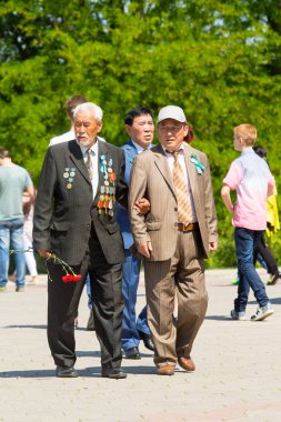 Shymkent, Kazakistan 9 Mayıs 2017: Ölümsüz alayı. Halk festivaller insan. Büyük Vatanseverlik Savaşı 1941-1945, Kızıl Ordu ve Sovyet halkının Zafer Bayramı.