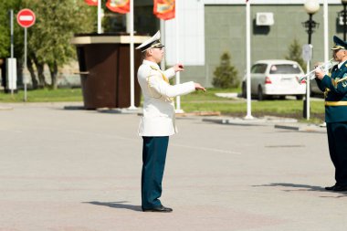 Petropavlovsk 7 Mayıs 2016: Resmi tatil. Defender'ı vatan günün Kazakistan'da 7 Mayıs kutladı. Asker ve askeri. Toplu kutlamalar insanlar.