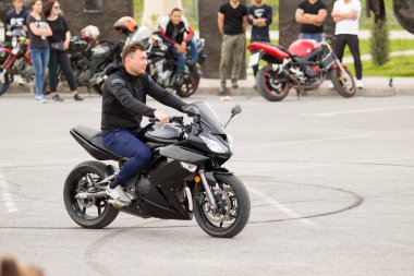 Shymkent, Kazakistan - 15 Şubat 2017: Motosiklet motorcu sezon açılış 15 Mart 2017 yılında Çimkent