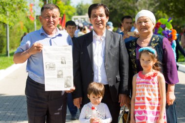 Shymkent, Kazakistan 9 Mayıs 2017: Ölümsüz alayı. Halk festivaller insan. Büyük Vatanseverlik Savaşı 1941-1945, Kızıl Ordu ve Sovyet halkının Zafer Bayramı.