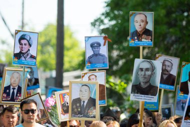 Shymkent, Kazakistan 9 Mayıs 2017: Ölümsüz alayı. Halk festivaller insan. Büyük Vatanseverlik Savaşı 1941-1945, Kızıl Ordu ve Sovyet halkının Zafer Bayramı.