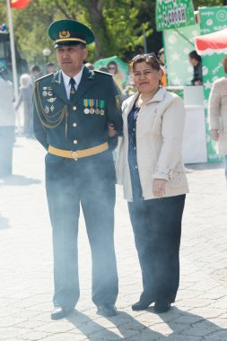 Petropavlovsk 7 Mayıs 2016: Resmi tatil. Defender'ı vatan günün Kazakistan'da 7 Mayıs kutladı. Asker ve askeri. Toplu kutlamalar insanlar.