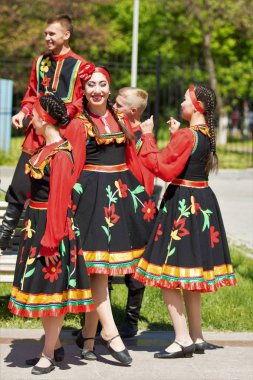 Shymkent, Kazakistan - 1 Mayıs 2017: Şarkıcı ve ulusal kostümleri dansçılar. 1 Mayıs Kazakistan halkının birlik gün işaretler
