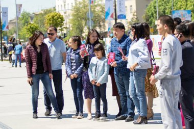 Shymkent, Kazakistan - 1 Mayıs 2017: İnsanlar kutlamak tatil, kitlesel festivaller. 1 Mayıs Kazakistan halkının birlik gün işaretler