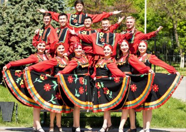 Shymkent, Kazakistan - 1 Mayıs 2017: Şarkıcı ve ulusal kostümleri dansçılar. 1 Mayıs Kazakistan halkının birlik gün işaretler