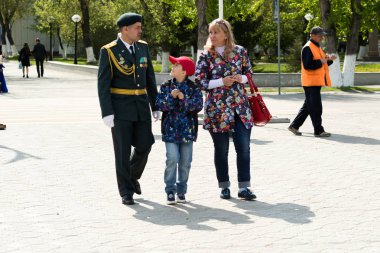 Petropavlovsk 7 Mayıs 2016: Resmi tatil. Defender'ı vatan günün Kazakistan'da 7 Mayıs kutladı. Asker ve askeri. Toplu kutlamalar insanlar.