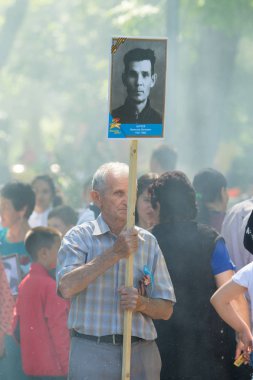 Shymkent, Kazakistan 9 Mayıs 2017: Ölümsüz alayı. Halk festivaller insan. Büyük Vatanseverlik Savaşı 1941-1945, Kızıl Ordu ve Sovyet halkının Zafer Bayramı.