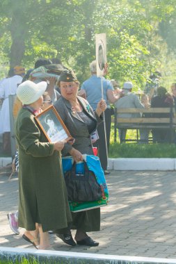 Shymkent, Kazakistan 9 Mayıs 2017: Ölümsüz alayı. Halk festivaller insan. Büyük Vatanseverlik Savaşı 1941-1945, Kızıl Ordu ve Sovyet halkının Zafer Bayramı.