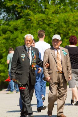 Shymkent, Kazakistan 9 Mayıs 2017: Ölümsüz alayı. Halk festivaller insan. Büyük Vatanseverlik Savaşı 1941-1945, Kızıl Ordu ve Sovyet halkının Zafer Bayramı.