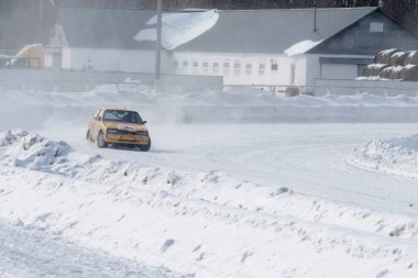 Petropavlovsk, Kazakistan - 6 Mart 2016: Fincan Urallar, Sibirya ve Kazakistan kış parça yarış. Yarış pisti Bishkul Kuzey Kazakistan 2016.