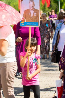 Shymkent, Kazakistan 9 Mayıs 2017: Ölümsüz alayı. Halk festivaller insan. Büyük Vatanseverlik Savaşı 1941-1945, Kızıl Ordu ve Sovyet halkının Zafer Bayramı.