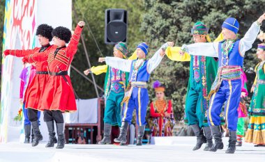 Shymkent, Kazakistan - 1 Mayıs 2017: Kazakistan halklarının Ulusal kostümleri dansçılar. 1 Mayıs Kazakistan halkının birlik gün işaretler