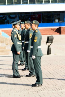 Petropavlovsk 7 Mayıs 2016: Resmi tatil. Defender'ı vatan günün Kazakistan'da 7 Mayıs kutladı. Asker ve askeri. Toplu kutlamalar insanlar.