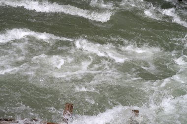 Nehir dağlarda, erken bahar