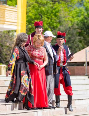 Shymkent, Kazakistan - 1 Mayıs 2017: Kazakistan halklarının Ulusal kostümleri dansçılar. 1 Mayıs Kazakistan halkının birlik gün işaretler
