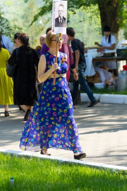 Shymkent, Kazakistan 9 Mayıs 2017: Ölümsüz alayı. Halk festivaller insan. Büyük Vatanseverlik Savaşı 1941-1945, Kızıl Ordu ve Sovyet halkının Zafer Bayramı.