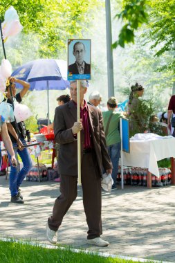 Shymkent, Kazakistan 9 Mayıs 2017: Ölümsüz alayı. Halk festivaller insan. Büyük Vatanseverlik Savaşı 1941-1945, Kızıl Ordu ve Sovyet halkının Zafer Bayramı.