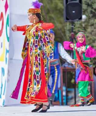 Shymkent, Kazakistan - 1 Mayıs 2017: Kazakistan halklarının Ulusal kostümleri dansçılar. 1 Mayıs Kazakistan halkının birlik gün işaretler