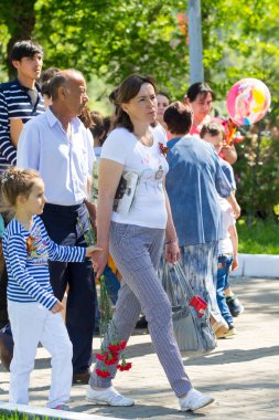 Shymkent, Kazakistan 9 Mayıs 2017: Ölümsüz alayı. Halk festivaller insan. Büyük Vatanseverlik Savaşı 1941-1945, Kızıl Ordu ve Sovyet halkının Zafer Bayramı.