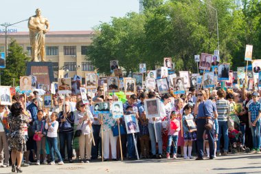 Shymkent, Kazakistan 9 Mayıs 2017: Ölümsüz alayı. Halk festivaller insan. Büyük Vatanseverlik Savaşı 1941-1945, Kızıl Ordu ve Sovyet halkının Zafer Bayramı.