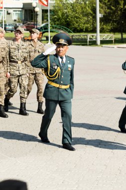 Petropavlovsk 7 Mayıs 2016: Resmi tatil. Defender'ı vatan günün Kazakistan'da 7 Mayıs kutladı. Asker ve askeri. Toplu kutlamalar insanlar.