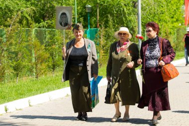 Shymkent, Kazakistan 9 Mayıs 2017: Ölümsüz alayı. Halk festivaller insan. Büyük Vatanseverlik Savaşı 1941-1945, Kızıl Ordu ve Sovyet halkının Zafer Bayramı.