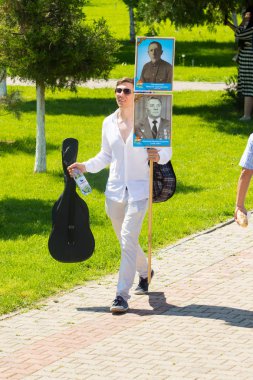 Shymkent, Kazakistan 9 Mayıs 2017: Ölümsüz alayı. Halk festivaller insan. Büyük Vatanseverlik Savaşı 1941-1945, Kızıl Ordu ve Sovyet halkının Zafer Bayramı.