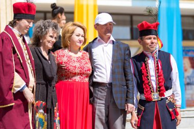 Shymkent, Kazakistan - 1 Mayıs 2017: Kazakistan halklarının Ulusal kostümleri dansçılar. 1 Mayıs Kazakistan halkının birlik gün işaretler