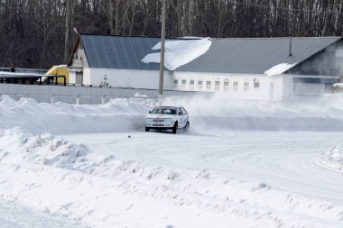 Petropavlovsk, Kazakistan - 6 Mart 2016: Fincan Urallar, Sibirya ve Kazakistan kış parça yarış. Yarış pisti Bishkul Kuzey Kazakistan 2016.