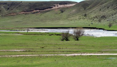 Nehir dağlarda, erken bahar