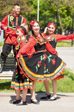 Shymkent, Kazakistan - 1 Mayıs 2017: Şarkıcı ve ulusal kostümleri dansçılar. 1 Mayıs Kazakistan halkının birlik gün işaretler