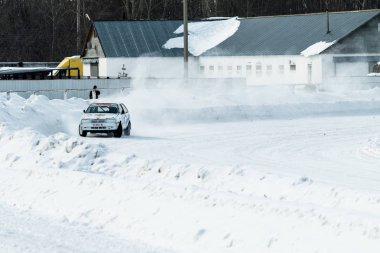 Petropavlovsk, Kazakistan - 6 Mart 2016: Fincan Urallar, Sibirya ve Kazakistan kış parça yarış. Yarış pisti Bishkul Kuzey Kazakistan 2016.