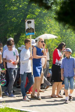Shymkent, Kazakistan 9 Mayıs 2017: Ölümsüz alayı. Halk festivaller insan. Büyük Vatanseverlik Savaşı 1941-1945, Kızıl Ordu ve Sovyet halkının Zafer Bayramı.