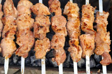 Kömüre pişmiş et şiş şiş üzerinde