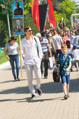 Shymkent, Kazakistan 9 Mayıs 2017: Ölümsüz alayı. Halk festivaller insan. Büyük Vatanseverlik Savaşı 1941-1945, Kızıl Ordu ve Sovyet halkının Zafer Bayramı.