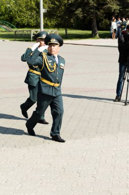 Petropavlovsk 7 Mayıs 2016: Resmi tatil. Defender'ı vatan günün Kazakistan'da 7 Mayıs kutladı. Asker ve askeri. Toplu kutlamalar insanlar.