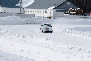 Petropavlovsk, Kazakistan - 6 Mart 2016: Fincan Urallar, Sibirya ve Kazakistan kış parça yarış. Yarış pisti Bishkul Kuzey Kazakistan 2016.