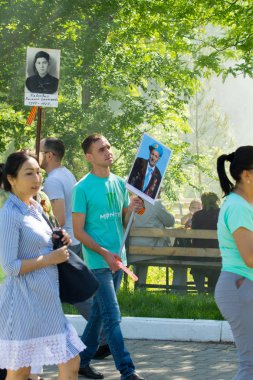 Shymkent, Kazakistan 9 Mayıs 2017: Ölümsüz alayı. Halk festivaller insan. Büyük Vatanseverlik Savaşı 1941-1945, Kızıl Ordu ve Sovyet halkının Zafer Bayramı.