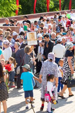 Shymkent, Kazakistan 9 Mayıs 2017: Ölümsüz alayı. Halk festivaller insan. Büyük Vatanseverlik Savaşı 1941-1945, Kızıl Ordu ve Sovyet halkının Zafer Bayramı.